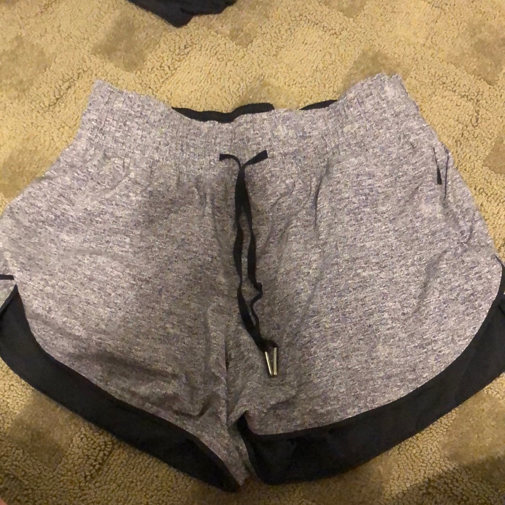 REVERSIBLE LULULEMON SHORTS SIZE 4